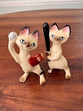 2 Vintage UCAGCO Ceramic Siamese Cats Kittens Playing Baseball Japan READ